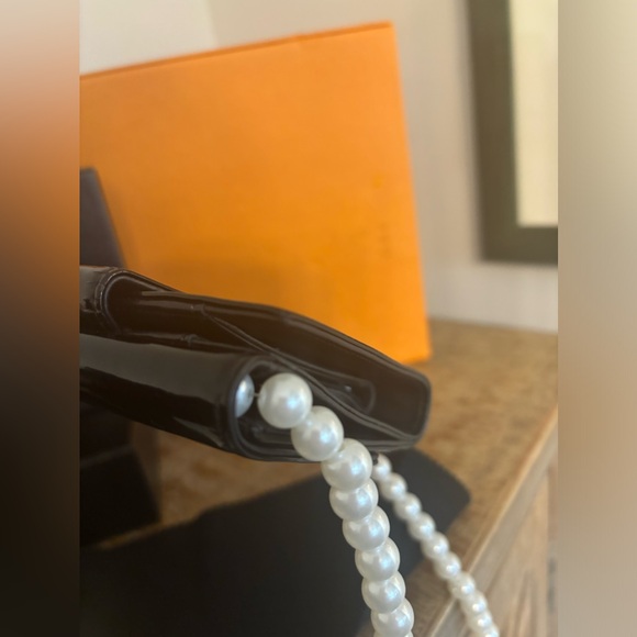 CHANEL FULL INCLUSION Camellia Patent Leather Bifold Pearl Crossbody Wallet - Picture 5 of 17